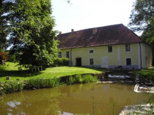 Chalupa Ostrolovksý újezd na břehu řeky Stropnice - Jižní Čechy