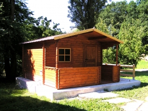 Chata Ostružno s výhledem na Prachovské skály v Českém ráji