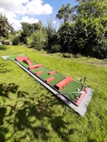 Zahradní minigolf s 5 vyměnitelnými překážkami - skok tunel, rozcestí, špalíky, most