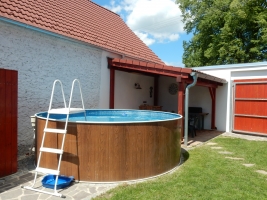 Moderně zařízená chalupa s bazénem a posezením pod pergolou Sedlovice v Jížních Čechách