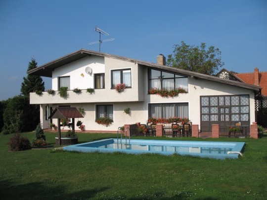 Chalupa Klenovice s venkovním bazénem a tenisovým kurtem nedaleko přehrady Orlík