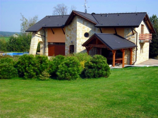 Chalupa Horní Brusnice s venkovním bazénem v rozlehlé zahradě - v Podkrkonoších