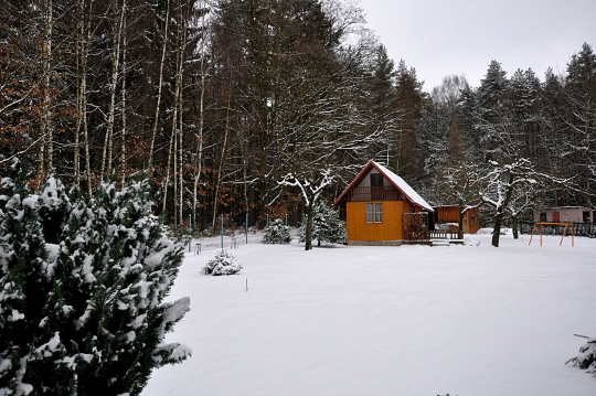 Chata v Komárově v podkrkonoší, běžecké tratě v místě)